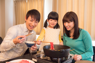 三菱電機IH炊飯器の炊き分け名人コースで炊いたご飯を食べる家族