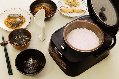 米の固さを細かく調整できるアイリスオーヤマIH炊飯器のおひつをテーブルに置いてご飯を分ける事ができる